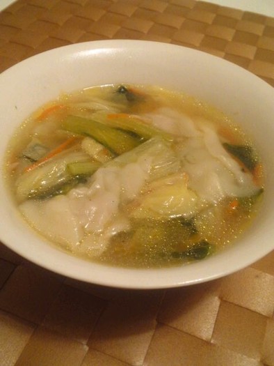 ミニ水餃子入り中華スープ！の写真