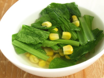 小松菜とコーンのスープの写真