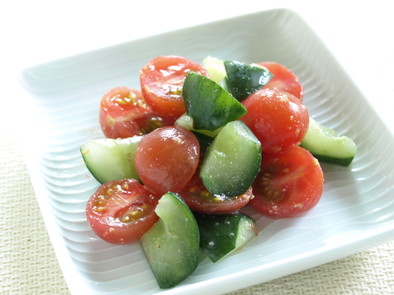 胡瓜とプチトマトの胡麻和えの写真