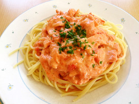 トマトとスモークサーモンのクリームパスタ
