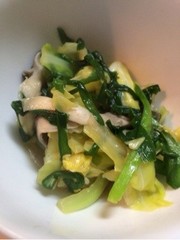 キャベツとニラとヒラタケの炒め物の写真