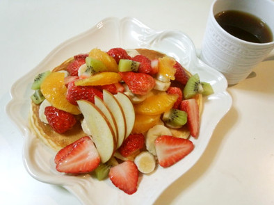 フルーツいっぱいカフェカイラ風パンケーキの写真