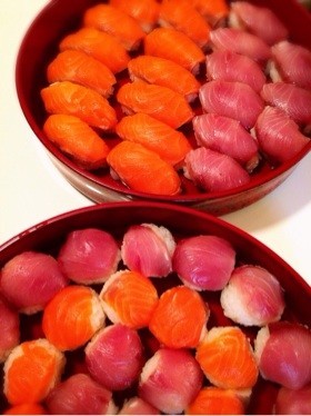ひな祭りにサーモンとハマチのにぎり寿司
