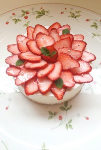 イチゴのお花レアチーズムースケーキ