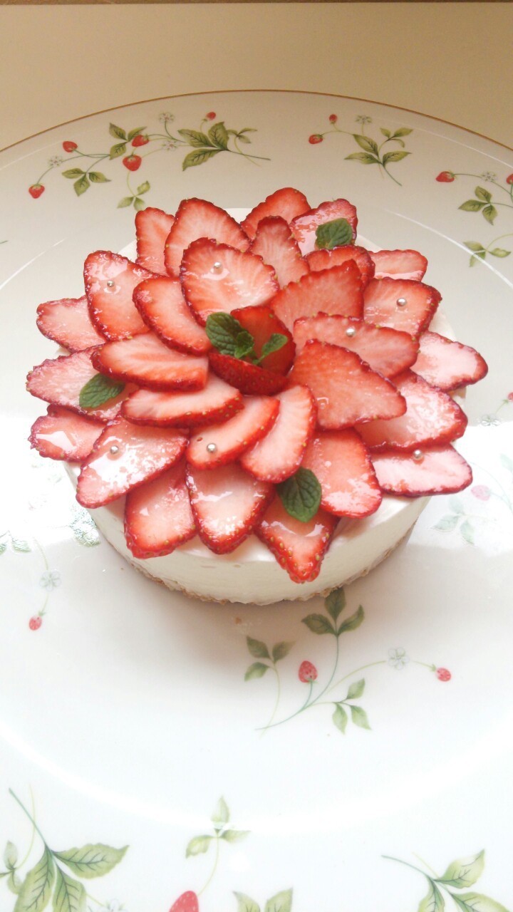 イチゴのお花レアチーズムースケーキの画像