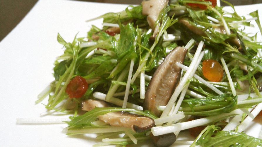 簡単にできる椎茸とトマトの水菜サラダ