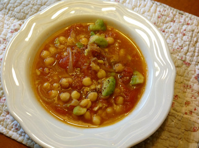 アボカドとひよこ豆のトマトスープの写真