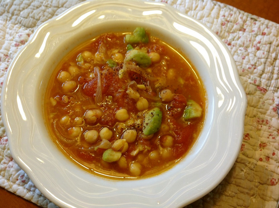 アボカドとひよこ豆のトマトスープの画像