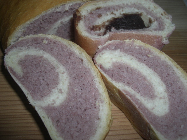 紫芋パウダーの渦巻きパン２種の画像