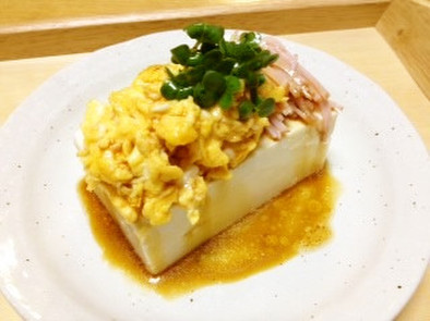卵＆ハムのせ豆腐の写真