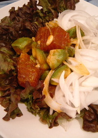 マグロとアボカドの韓国風ユッケサラダ