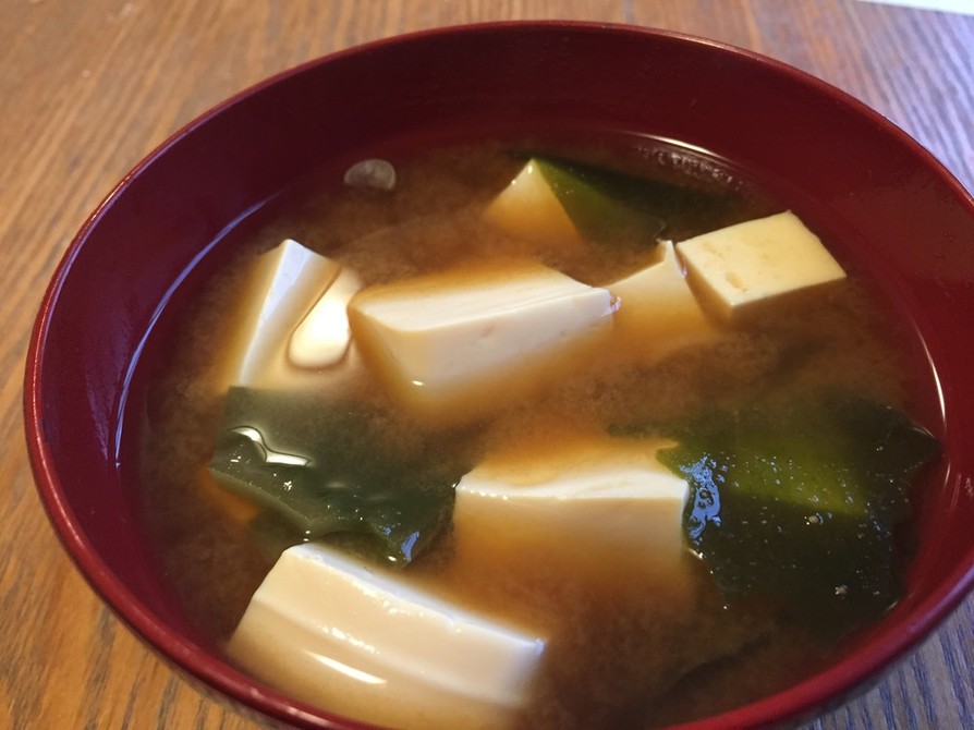 我が家の豆腐とわかめの味噌汁の画像