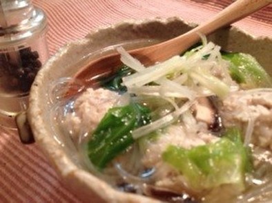 レンコン入り鶏団子とレタスの春雨スープの写真