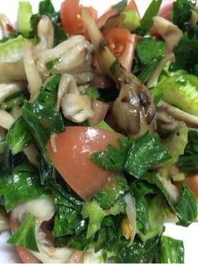 セロリ葉たっぷりトマトきのこマリネ
