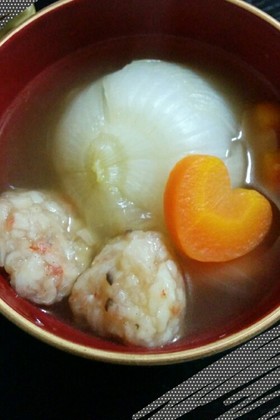 丸ごと玉葱とエビ団子のコンソメスープ