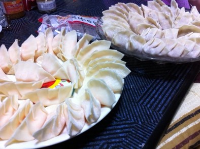 キムチ納豆とチーズの揚げ餃子の写真