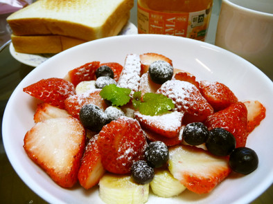 カフェ風フルーツの朝食の写真