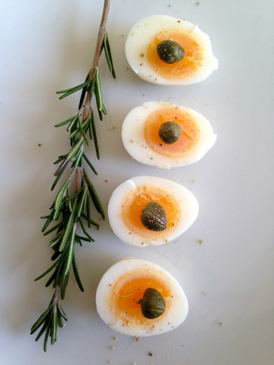 うずらの塩糀卵とケイパーのおつまみの写真