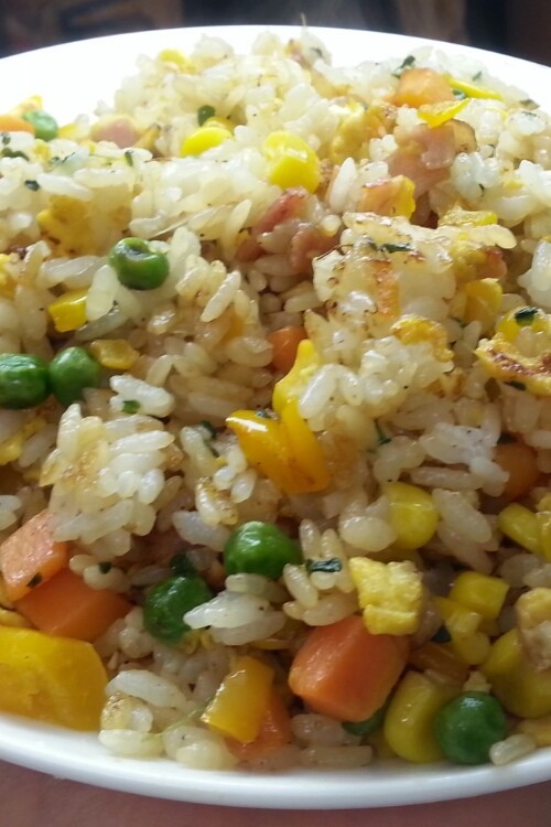 玄米で栄養満点  色とりどりのチャーハンの画像
