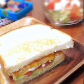 アボガドとクリームチーズのサンドイッチ