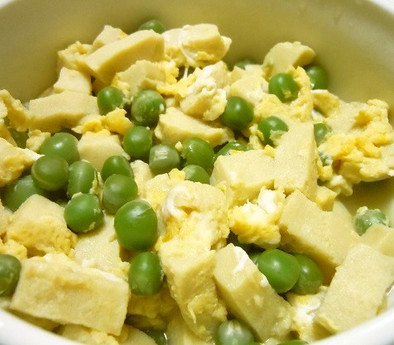 えんどう豆と高野豆腐の卵とじの写真
