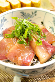 お刺身で♪自家製ぶりの漬け丼の写真