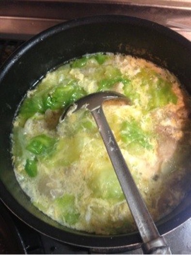 鶏皮とレタスのふわふわ卵スープの写真