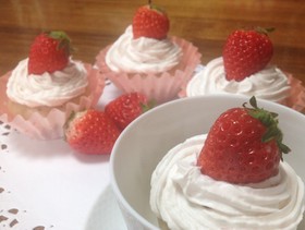 HM苺蒸しパン de 苺カップケーキ