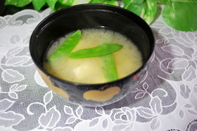 おいし~い♪ 絹さやと豆腐の味噌汁