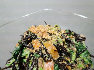 ひじきの煮物と小松菜の鉄分豊富サラダの写真