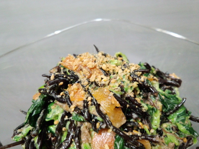 ひじきの煮物と小松菜の鉄分豊富サラダの画像