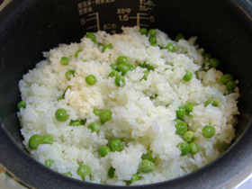 色と香り勝ち!のえんどう豆ご飯