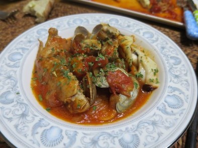 鶏手羽先肉とアサリのトマト煮込みの写真