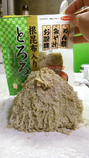 とろろ昆布で♡三角おにぎりスーモ♡の写真