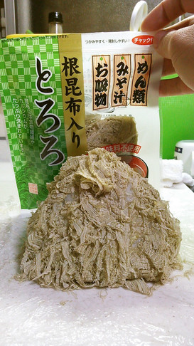 とろろ昆布で♡三角おにぎりスーモ♡