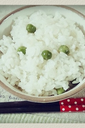ぷっくり綺麗色*グリンピース*豆ごはん