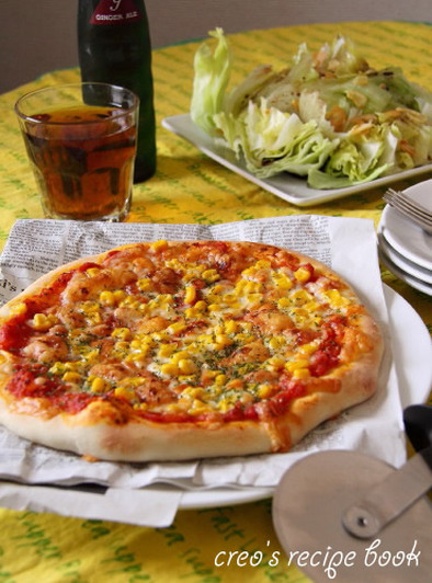 シンプルな美味しさ♪トマトとコーンのピザの写真