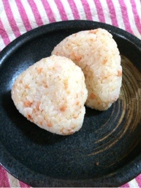 胡麻香る子ども大好き鮭マヨオイルおにぎり
