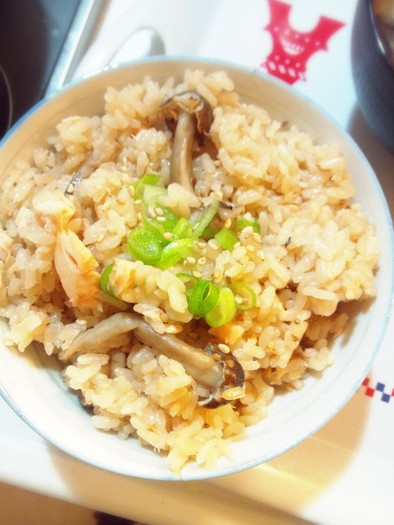 甘塩鮭とキノコの中華風炊き込みご飯の写真
