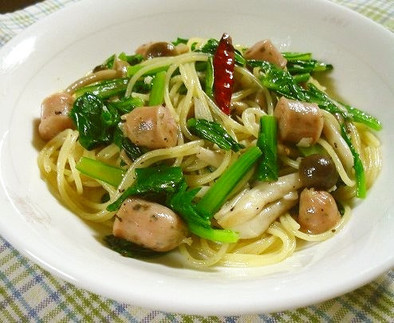小松菜とソーセージのペペロンチーノパスタの写真