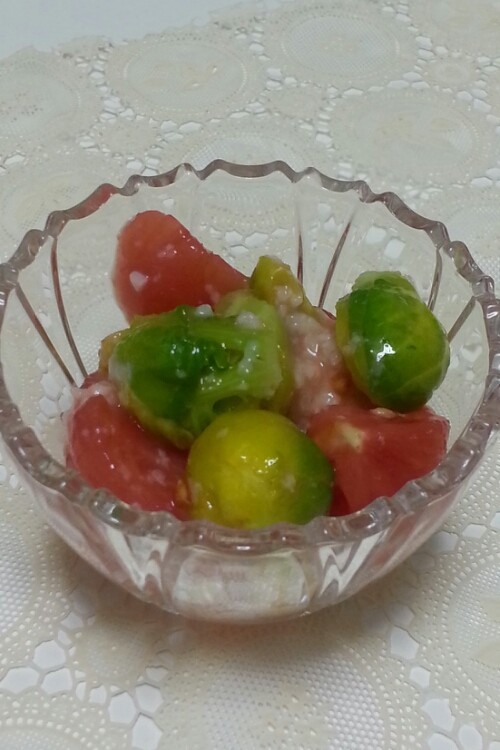 芽キャベツとトマトの塩麹サラダの画像