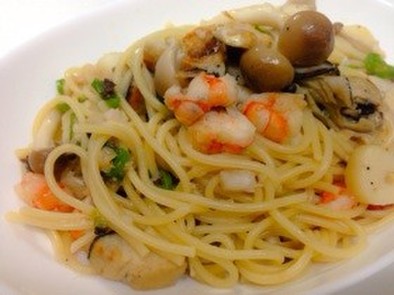 スープ仕立ての海鮮ペペロンチーノの写真