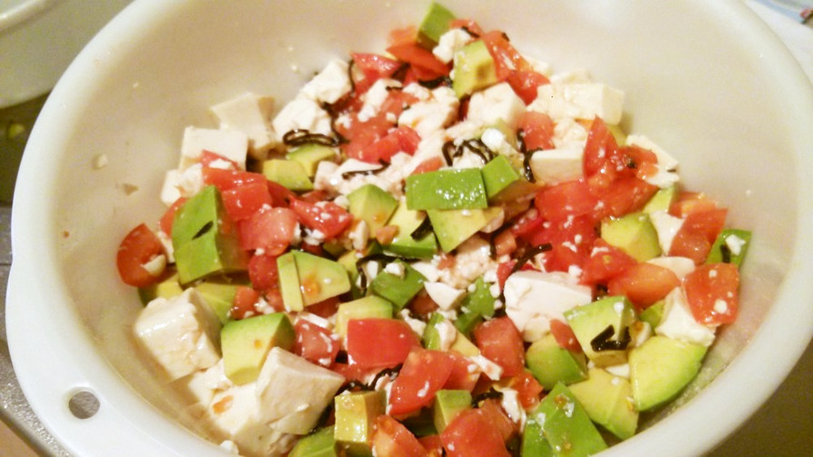 豆腐とアボカドとトマトの塩昆布サラダの画像