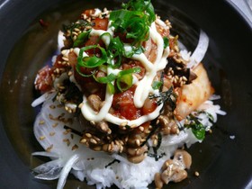 鰹のヅケ納豆キムチ丼