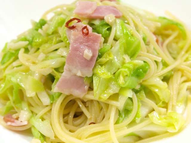 キャベツ と ベーコン の ペペロンチーノ