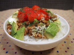 簡単!かけトマ♡じゃこ入りアボカド納豆丼