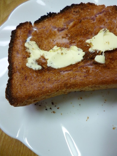 紫芋パウダー入り食パンのトーストの写真