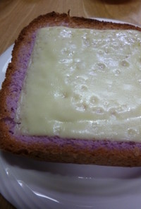 紫芋パウダー入り食パンのチーズトースト