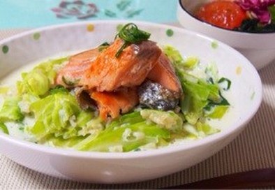 焼鮭とキャベツの豆乳スープご飯の写真