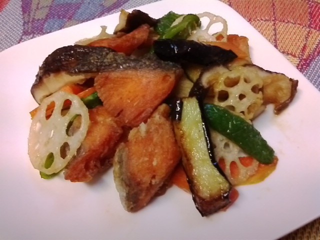 鮭のカラッと揚げ物野菜の画像